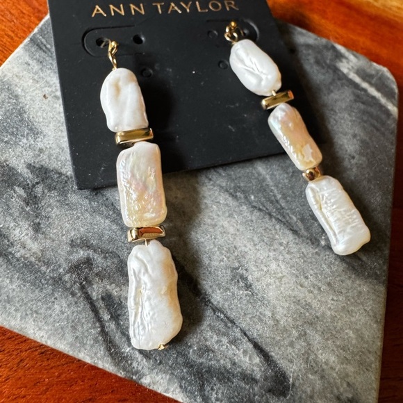 NEW Ann Taylor Linear Pearl Drop Earrings, gold, freshwater pearl - Picture 9 of 9